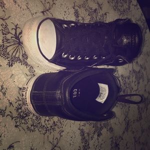 Black converse shoes